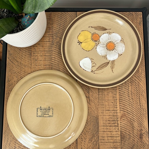 2 Vintage Hearthside Hand Painted Stoneware Dinner Plates - Painted in Japan - Picture 4 of 7
